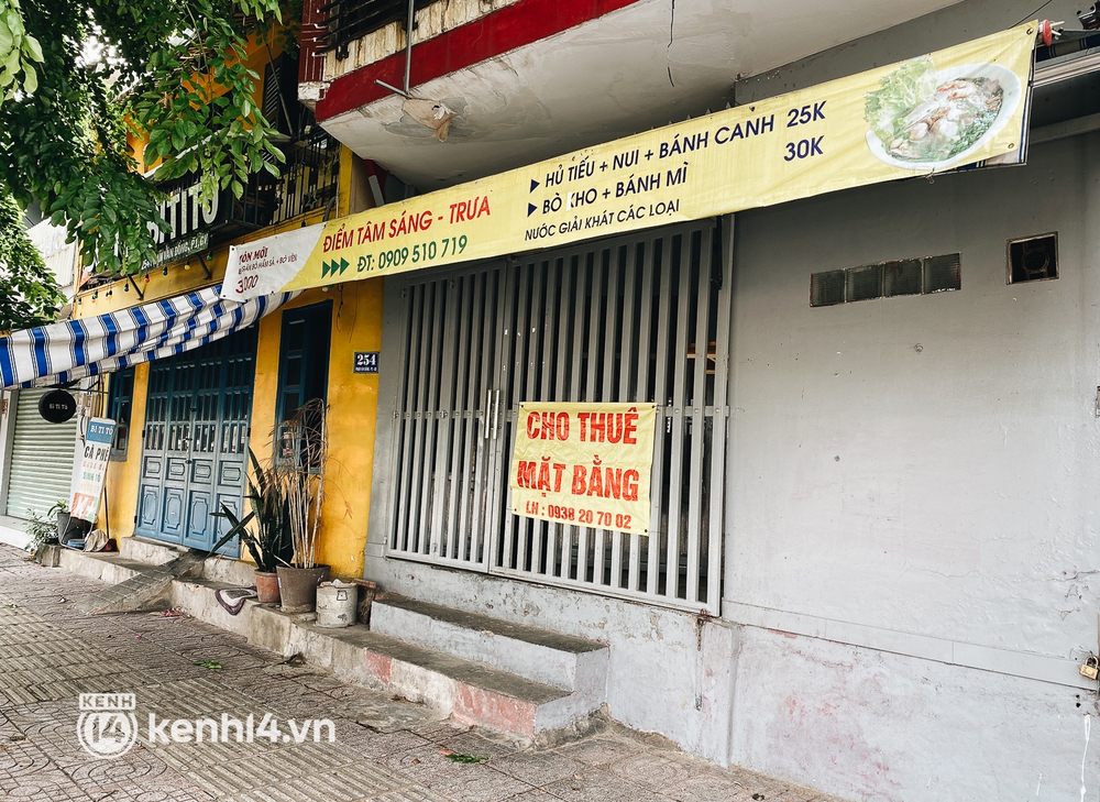 Ngày thứ hai được phép bán mang đi, hàng quán ở TP.HCM vẫn trong tình trạng ngủ đông - Ảnh 7. Ngày thứ hai được phép bán mang đi, hàng quán ở TP.HCM vẫn trong tình trạng ngủ đông - Ảnh 7.