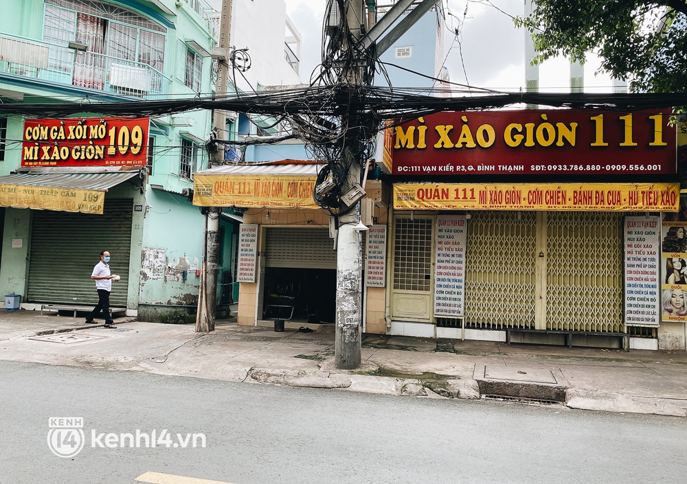 Ngày thứ hai được phép bán mang đi, hàng quán ở TP.HCM vẫn trong tình trạng ngủ đông - Ảnh 8. Ngày thứ hai được phép bán mang đi, hàng quán ở TP.HCM vẫn trong tình trạng ngủ đông - Ảnh 8.