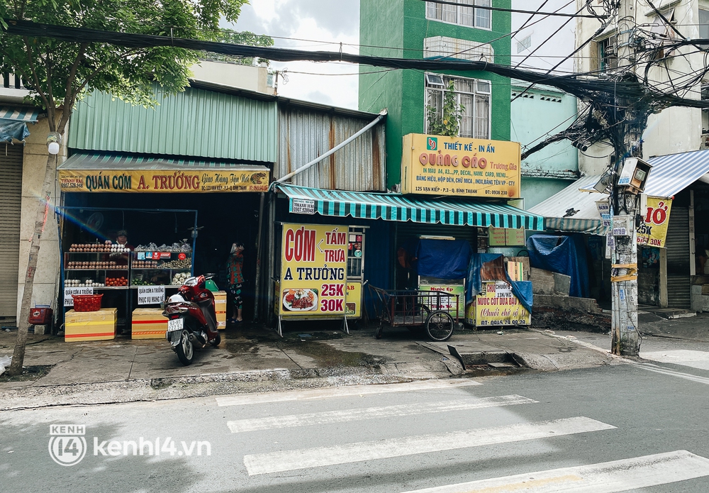 Ngày thứ hai được phép bán mang đi, hàng quán ở TP.HCM vẫn trong tình trạng ngủ đông - Ảnh 13. Ngày thứ hai được phép bán mang đi, hàng quán ở TP.HCM vẫn trong tình trạng ngủ đông - Ảnh 13.