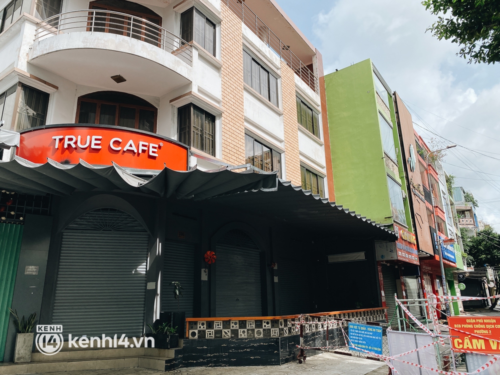 Ngày thứ hai được phép bán mang đi, hàng quán ở TP.HCM vẫn trong tình trạng ngủ đông - Ảnh 11. Ngày thứ hai được phép bán mang đi, hàng quán ở TP.HCM vẫn trong tình trạng ngủ đông - Ảnh 11.
