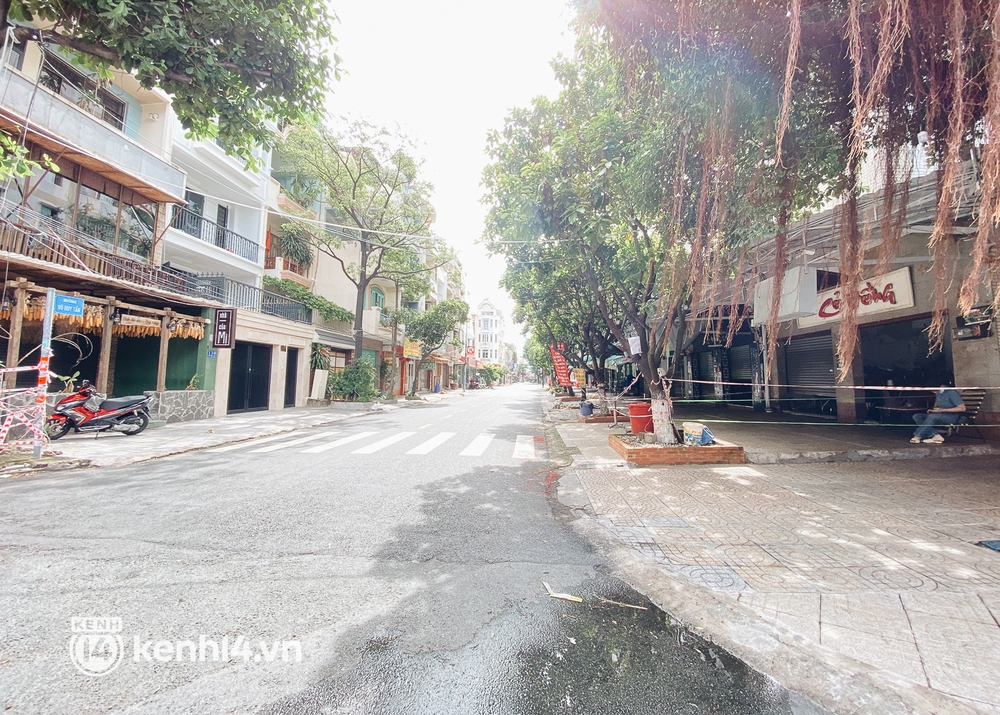Ngày thứ hai được phép bán mang đi, hàng quán ở TP.HCM vẫn trong tình trạng ngủ đông - Ảnh 10. Ngày thứ hai được phép bán mang đi, hàng quán ở TP.HCM vẫn trong tình trạng ngủ đông - Ảnh 10.