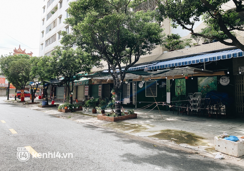 Ngày thứ hai được phép bán mang đi, hàng quán ở TP.HCM vẫn trong tình trạng ngủ đông - Ảnh 14. Ngày thứ hai được phép bán mang đi, hàng quán ở TP.HCM vẫn trong tình trạng ngủ đông - Ảnh 14.