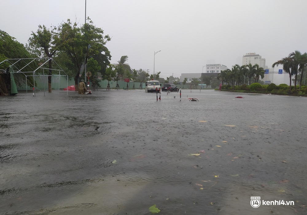 Clip, ảnh: Mưa trắng trời trước bão, đường phố Đà Nẵng ngập thành sông, xe cứu thương và nhiều phương tiện chết máy - Ảnh 8.
