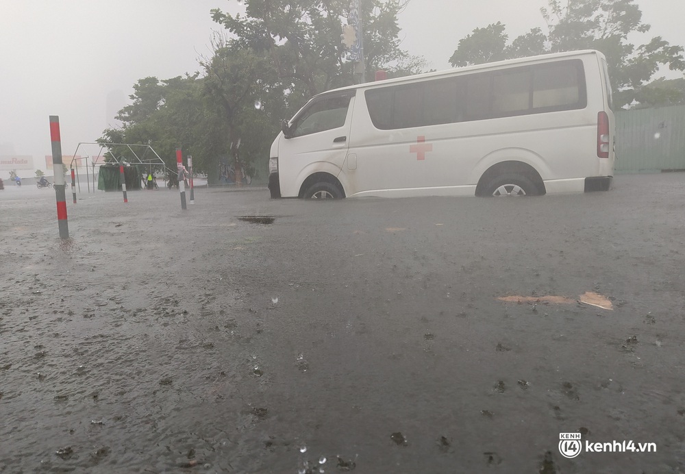 Clip, ảnh: Mưa trắng trời trước bão, đường phố Đà Nẵng ngập thành sông, xe cứu thương và nhiều phương tiện chết máy - Ảnh 11.