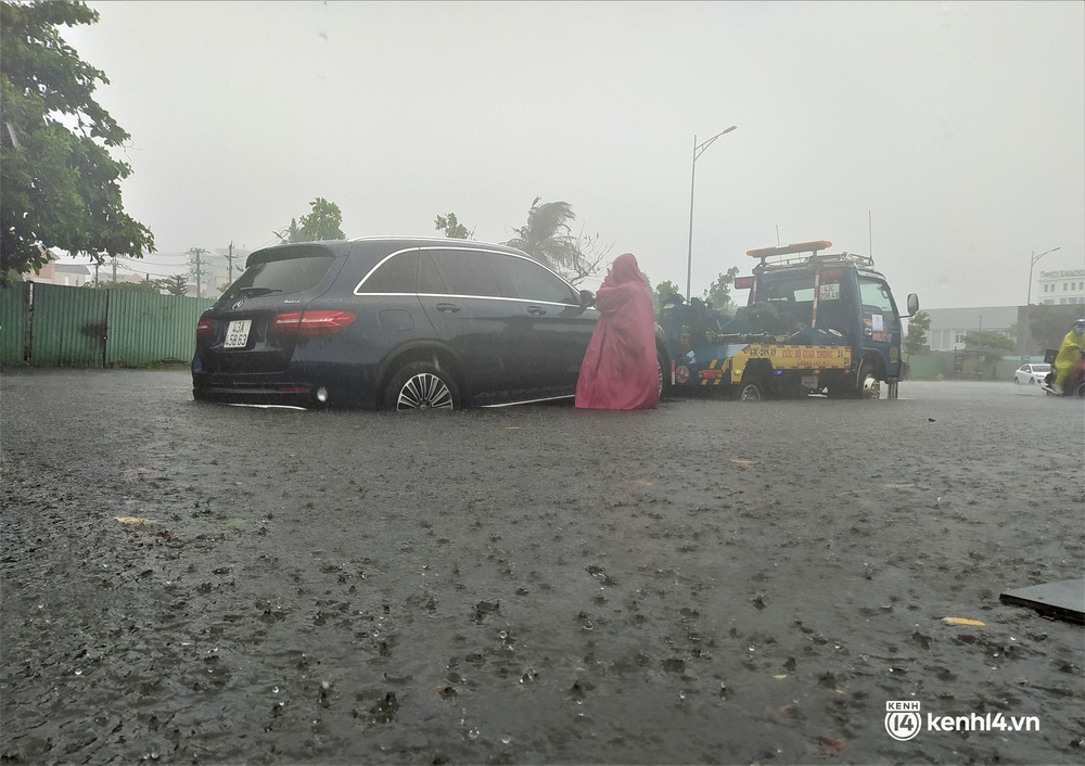 Clip, ảnh: Mưa trắng trời trước bão, đường phố Đà Nẵng ngập thành sông, xe cứu thương và nhiều phương tiện chết máy - Ảnh 12.