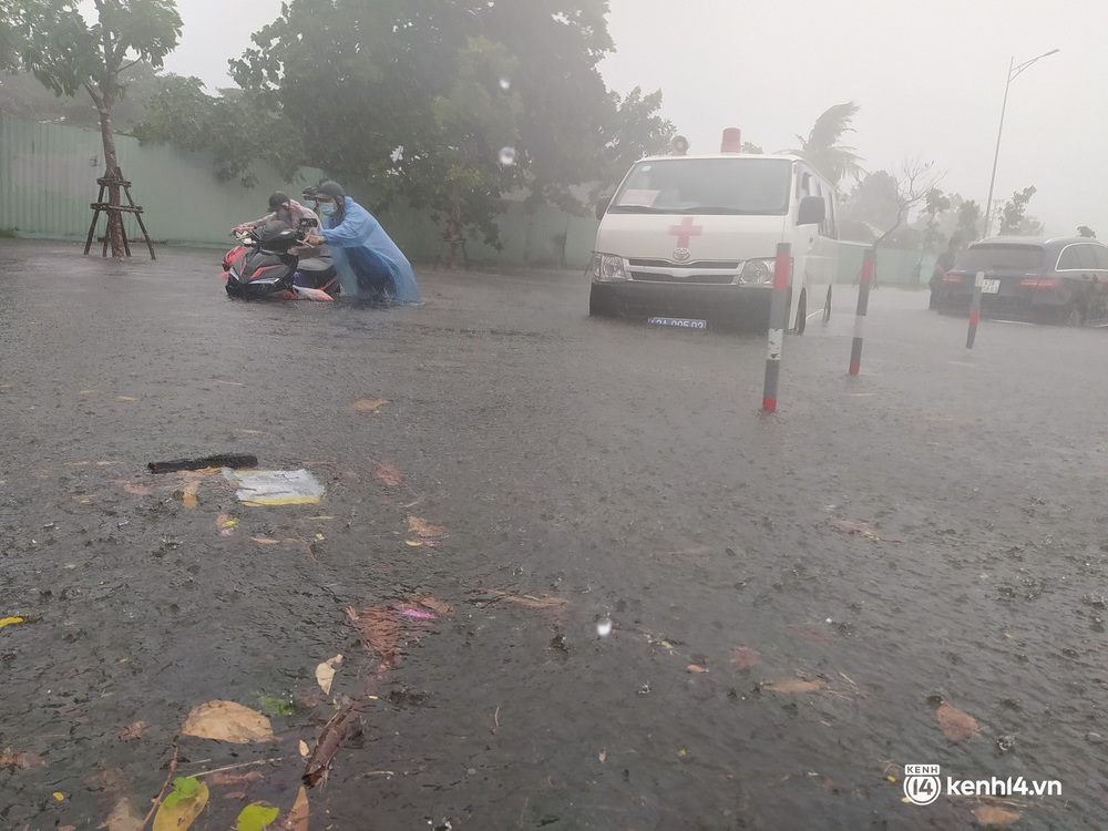 Clip, ảnh: Mưa trắng trời trước bão, đường phố Đà Nẵng ngập thành sông, xe cứu thương và nhiều phương tiện chết máy - Ảnh 10.