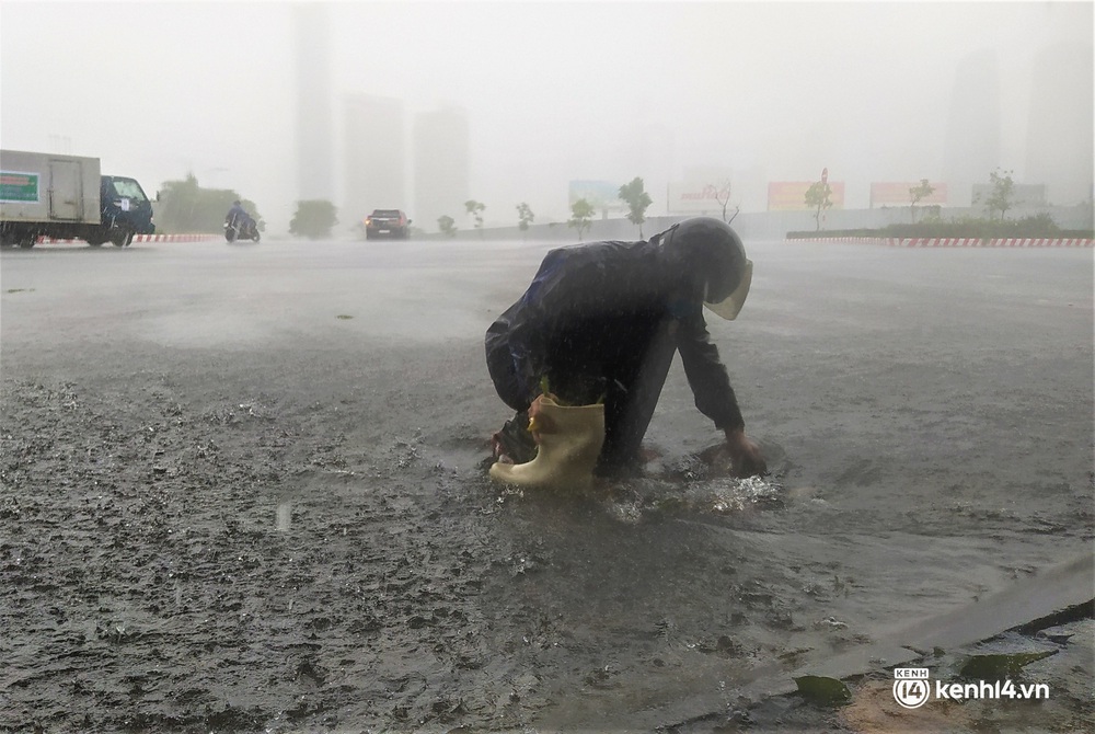 Clip, ảnh: Mưa trắng trời trước bão, đường phố Đà Nẵng ngập thành sông, xe cứu thương và nhiều phương tiện chết máy - Ảnh 13.