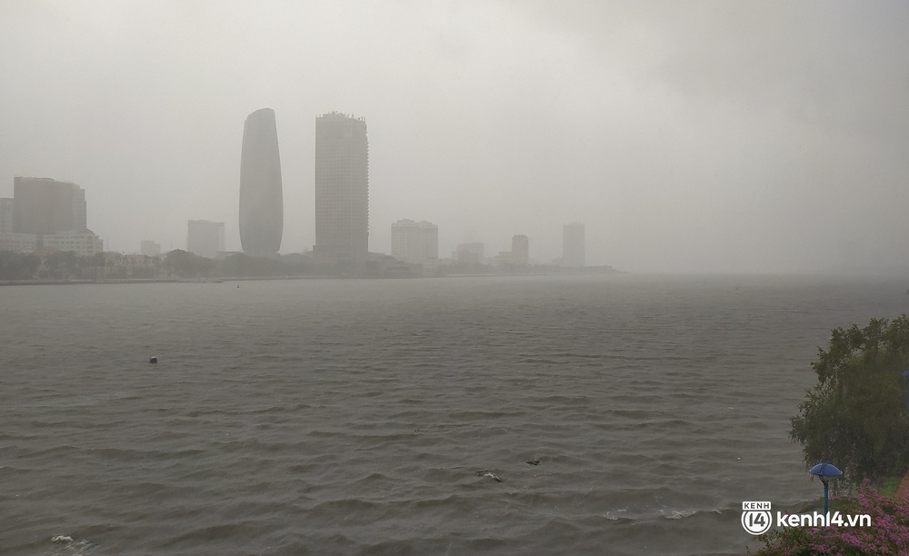 Clip, ảnh: Mưa trắng trời trước bão, đường phố Đà Nẵng ngập thành sông, xe cứu thương và nhiều phương tiện chết máy - Ảnh 16.