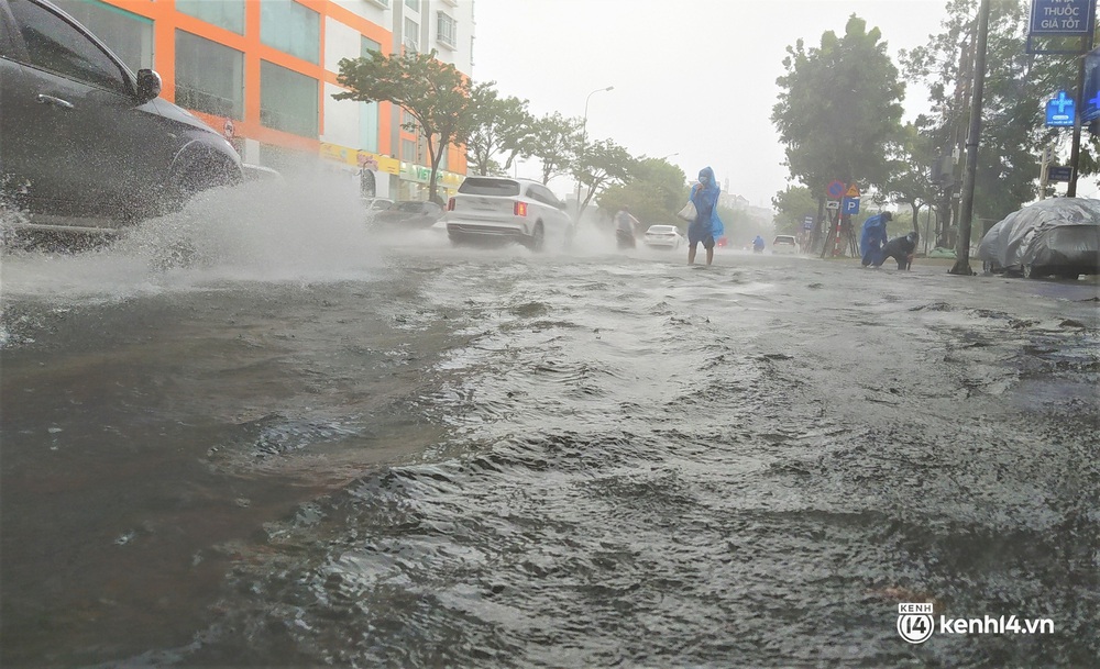 Clip, ảnh: Mưa trắng trời trước bão, đường phố Đà Nẵng ngập thành sông, xe cứu thương và nhiều phương tiện chết máy - Ảnh 4.