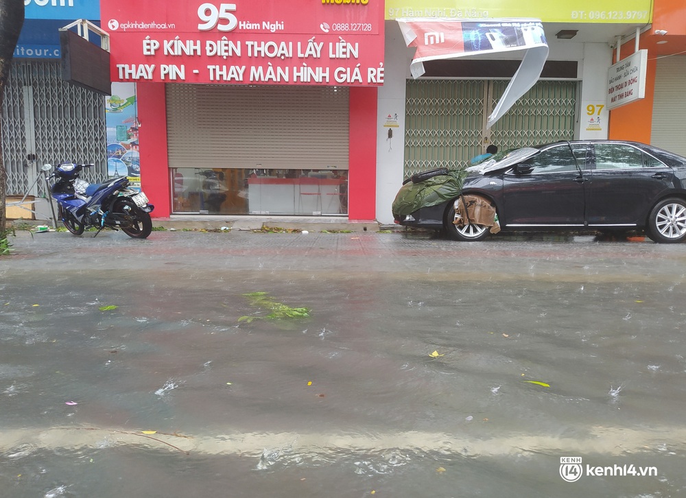 Clip, ảnh: Mưa trắng trời trước bão, đường phố Đà Nẵng ngập thành sông, xe cứu thương và nhiều phương tiện chết máy - Ảnh 6.