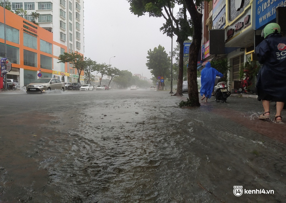 Clip, ảnh: Mưa trắng trời trước bão, đường phố Đà Nẵng ngập thành sông, xe cứu thương và nhiều phương tiện chết máy - Ảnh 7.