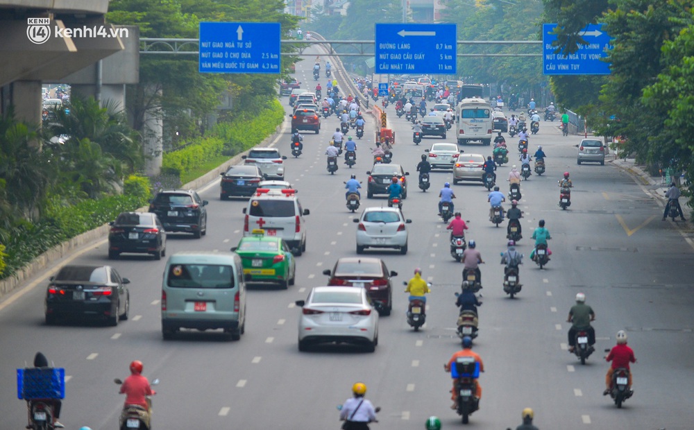 Ảnh: Đường phố Hà Nội đông nghịt xe cộ trong ngày đầu tiên tuần cuối cùng giãn cách xã hội - Ảnh 2. Ảnh: Đường phố Hà Nội đông nghịt xe cộ trong ngày đầu tiên tuần cuối cùng giãn cách xã hội - Ảnh 2.