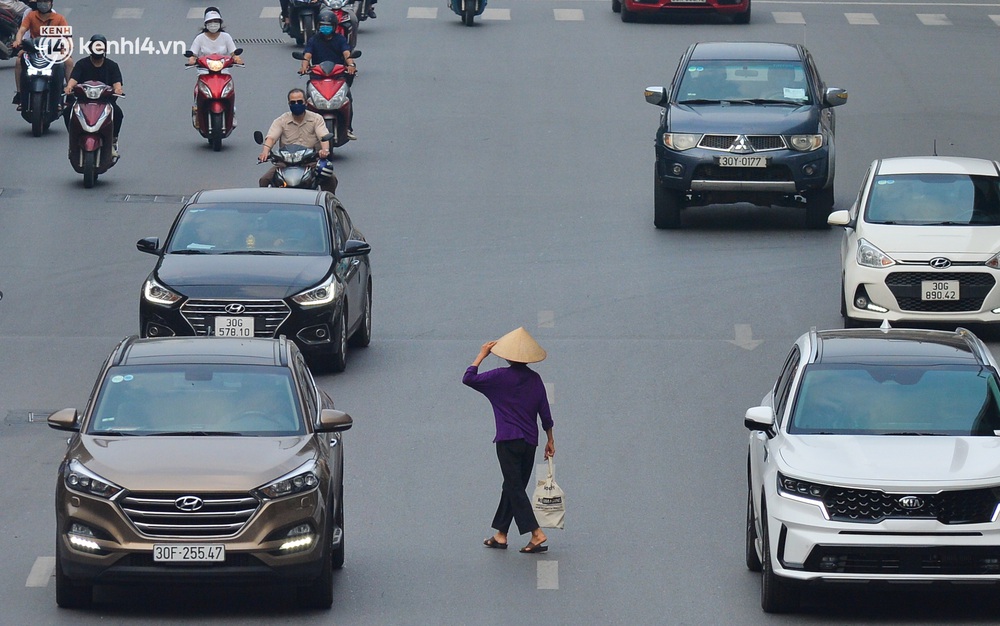 Ảnh: Đường phố Hà Nội đông nghịt xe cộ trong ngày đầu tiên tuần cuối cùng giãn cách xã hội - Ảnh 3. Ảnh: Đường phố Hà Nội đông nghịt xe cộ trong ngày đầu tiên tuần cuối cùng giãn cách xã hội - Ảnh 3.
