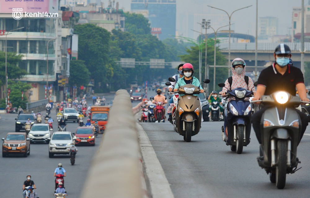 Ảnh: Đường phố Hà Nội đông nghịt xe cộ trong ngày đầu tiên tuần cuối cùng giãn cách xã hội - Ảnh 6. Ảnh: Đường phố Hà Nội đông nghịt xe cộ trong ngày đầu tiên tuần cuối cùng giãn cách xã hội - Ảnh 6.