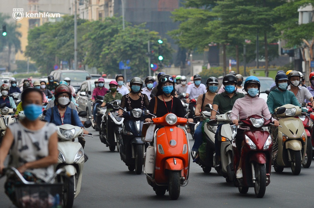 Ảnh: Đường phố Hà Nội đông nghịt xe cộ trong ngày đầu tiên tuần cuối cùng giãn cách xã hội - Ảnh 10. Ảnh: Đường phố Hà Nội đông nghịt xe cộ trong ngày đầu tiên tuần cuối cùng giãn cách xã hội - Ảnh 10.