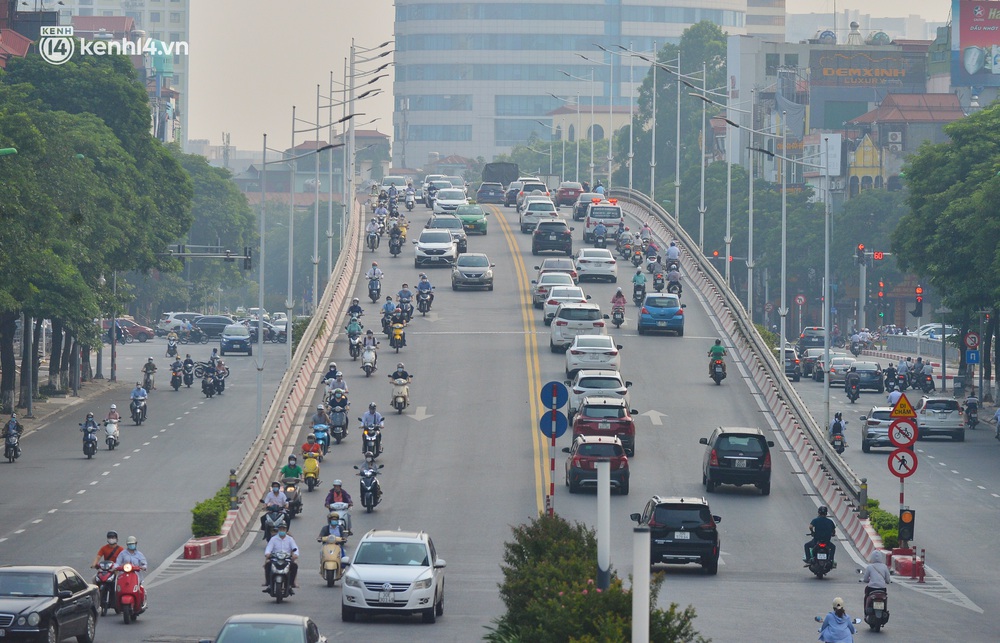Ảnh: Đường phố Hà Nội đông nghịt xe cộ trong ngày đầu tiên tuần cuối cùng giãn cách xã hội - Ảnh 13. Ảnh: Đường phố Hà Nội đông nghịt xe cộ trong ngày đầu tiên tuần cuối cùng giãn cách xã hội - Ảnh 13.