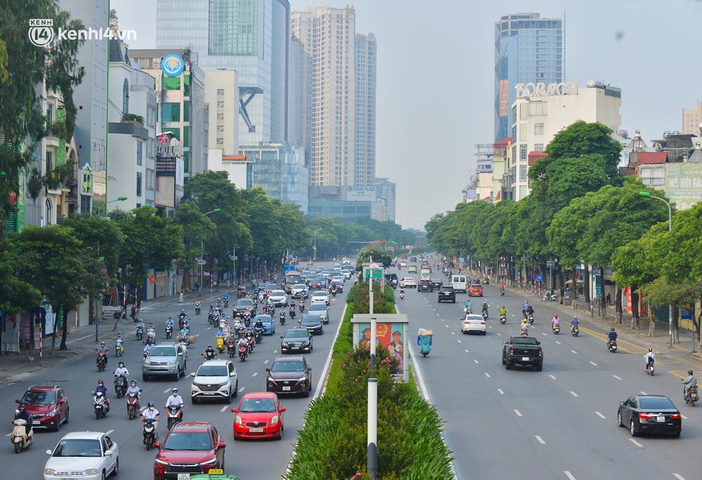 Ảnh: Đường phố Hà Nội đông nghịt xe cộ trong ngày đầu tiên tuần cuối cùng giãn cách xã hội - Ảnh 14. Ảnh: Đường phố Hà Nội đông nghịt xe cộ trong ngày đầu tiên tuần cuối cùng giãn cách xã hội - Ảnh 14.