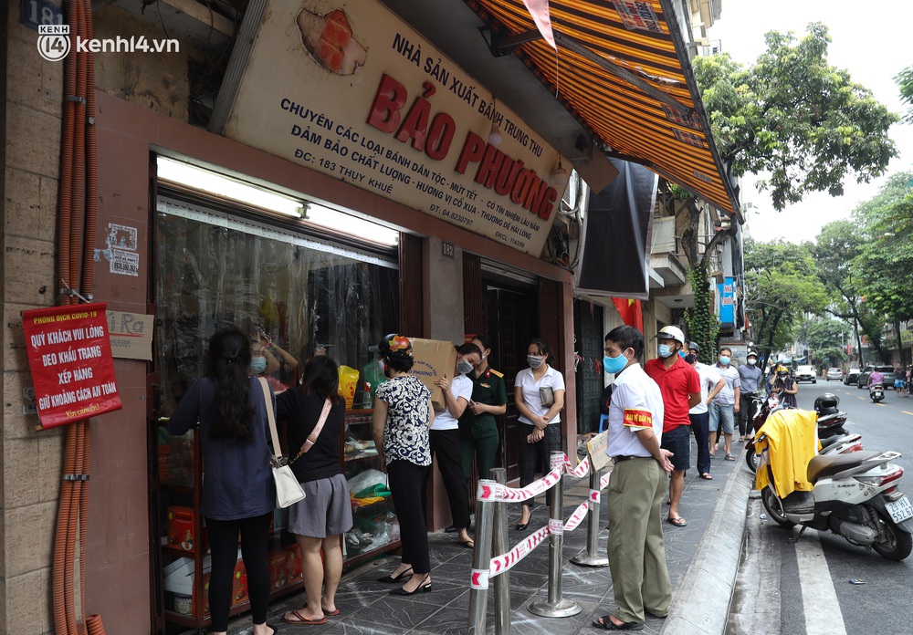 Tiệm bánh trung thu Bảo Phương bất ngờ đóng cửa, treo biển hết bánh sau khi bị nhắc nhở vì xảy ra tình trạng đông khách xếp hàng - Ảnh 9. Tiệm bánh trung thu Bảo Phương bất ngờ đóng cửa, treo biển hết bánh sau khi bị nhắc nhở vì xảy ra tình trạng đông khách xếp hàng - Ảnh 9.