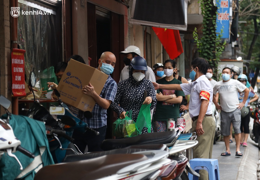 Tiệm bánh trung thu Bảo Phương bất ngờ đóng cửa, treo biển hết bánh sau khi bị nhắc nhở vì xảy ra tình trạng đông khách xếp hàng - Ảnh 10. Tiệm bánh trung thu Bảo Phương bất ngờ đóng cửa, treo biển hết bánh sau khi bị nhắc nhở vì xảy ra tình trạng đông khách xếp hàng - Ảnh 10.