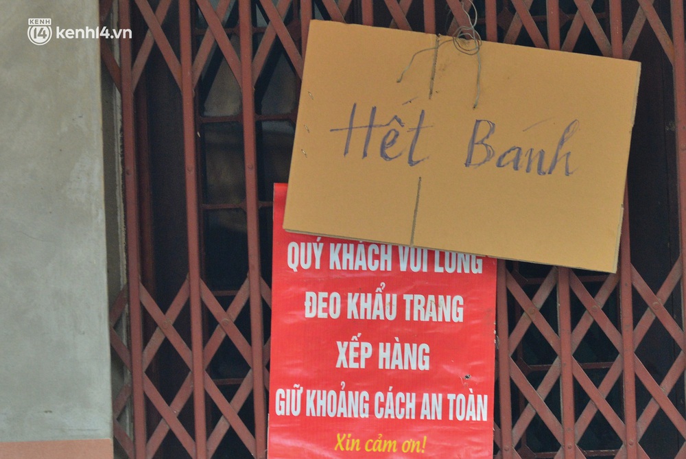 Tiệm bánh trung thu Bảo Phương bất ngờ đóng cửa, treo biển hết bánh sau khi bị nhắc nhở vì xảy ra tình trạng đông khách xếp hàng - Ảnh 8. Tiệm bánh trung thu Bảo Phương bất ngờ đóng cửa, treo biển hết bánh sau khi bị nhắc nhở vì xảy ra tình trạng đông khách xếp hàng - Ảnh 8.