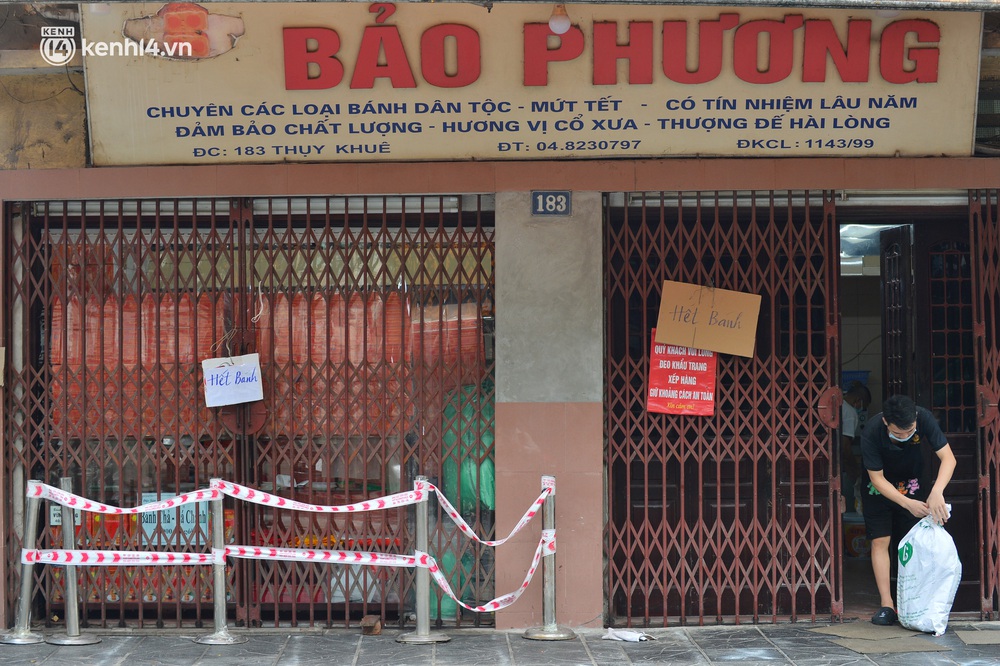 Tiệm bánh trung thu Bảo Phương bất ngờ đóng cửa, treo biển hết bánh sau khi bị nhắc nhở vì xảy ra tình trạng đông khách xếp hàng - Ảnh 1. Tiệm bánh trung thu Bảo Phương bất ngờ đóng cửa, treo biển hết bánh sau khi bị nhắc nhở vì xảy ra tình trạng đông khách xếp hàng - Ảnh 1.