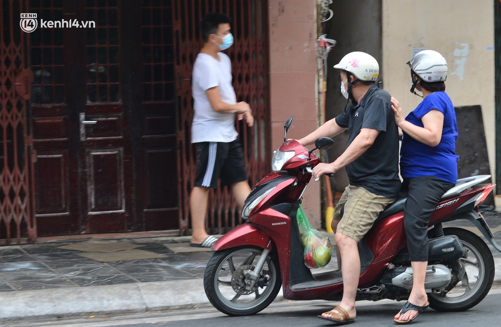 Tiệm bánh trung thu Bảo Phương bất ngờ đóng cửa, treo biển hết bánh sau khi bị nhắc nhở vì xảy ra tình trạng đông khách xếp hàng - Ảnh 3. Tiệm bánh trung thu Bảo Phương bất ngờ đóng cửa, treo biển hết bánh sau khi bị nhắc nhở vì xảy ra tình trạng đông khách xếp hàng - Ảnh 3.