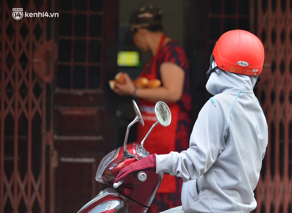 Tiệm bánh trung thu Bảo Phương bất ngờ đóng cửa, treo biển hết bánh sau khi bị nhắc nhở vì xảy ra tình trạng đông khách xếp hàng - Ảnh 7. Tiệm bánh trung thu Bảo Phương bất ngờ đóng cửa, treo biển hết bánh sau khi bị nhắc nhở vì xảy ra tình trạng đông khách xếp hàng - Ảnh 7.