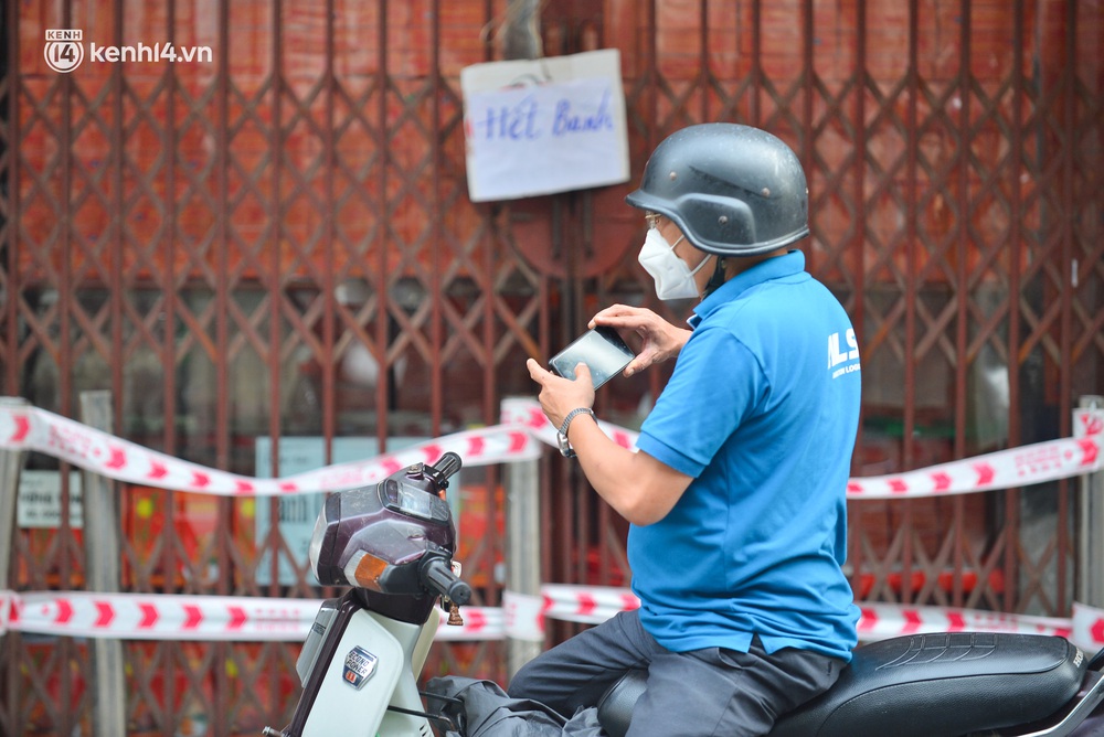 Tiệm bánh trung thu Bảo Phương bất ngờ đóng cửa, treo biển hết bánh sau khi bị nhắc nhở vì xảy ra tình trạng đông khách xếp hàng - Ảnh 5. Tiệm bánh trung thu Bảo Phương bất ngờ đóng cửa, treo biển hết bánh sau khi bị nhắc nhở vì xảy ra tình trạng đông khách xếp hàng - Ảnh 5.