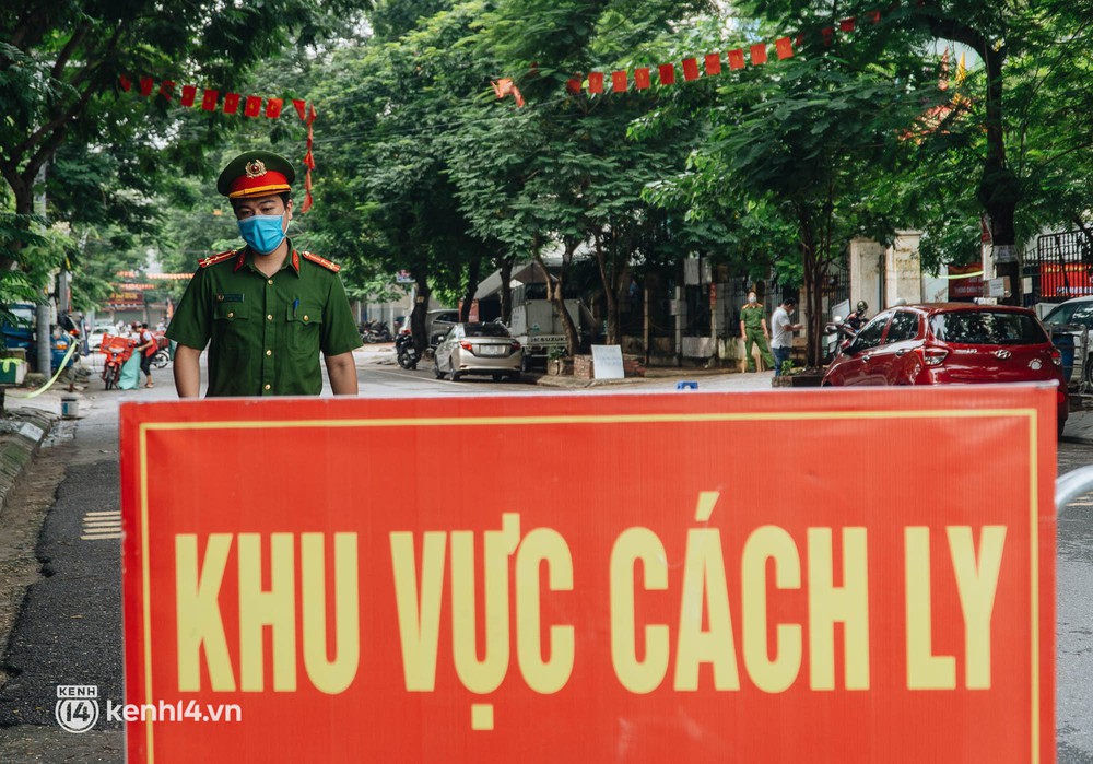 Ảnh: Cận cảnh 8 chốt phong tỏa tại Khu đô thị Đền Lừ II liên quan ổ dịch 17 ca Covid-19 chưa rõ nguồn lây - Ảnh 7. Ảnh: Cận cảnh 8 chốt phong tỏa tại Khu đô thị Đền Lừ II liên quan ổ dịch 17 ca Covid-19 chưa rõ nguồn lây - Ảnh 7.