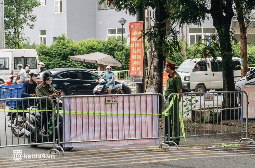 Ảnh: Cận cảnh 8 chốt phong tỏa tại Khu đô thị Đền Lừ II liên quan ổ dịch 17 ca Covid-19 chưa rõ nguồn lây - Ảnh 4. Ảnh: Cận cảnh 8 chốt phong tỏa tại Khu đô thị Đền Lừ II liên quan ổ dịch 17 ca Covid-19 chưa rõ nguồn lây - Ảnh 4.