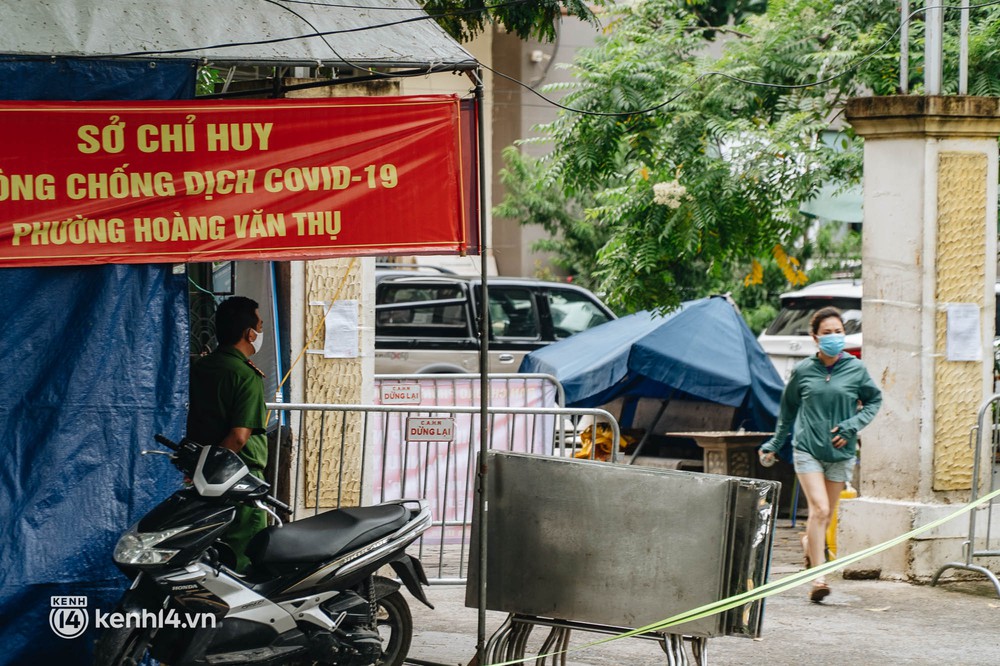 Ảnh: Cận cảnh 8 chốt phong tỏa tại Khu đô thị Đền Lừ II liên quan ổ dịch 17 ca Covid-19 chưa rõ nguồn lây - Ảnh 6. Ảnh: Cận cảnh 8 chốt phong tỏa tại Khu đô thị Đền Lừ II liên quan ổ dịch 17 ca Covid-19 chưa rõ nguồn lây - Ảnh 6.