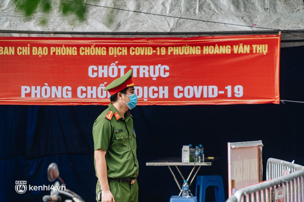 Ảnh: Cận cảnh 8 chốt phong tỏa tại Khu đô thị Đền Lừ II liên quan ổ dịch 17 ca Covid-19 chưa rõ nguồn lây - Ảnh 3. Ảnh: Cận cảnh 8 chốt phong tỏa tại Khu đô thị Đền Lừ II liên quan ổ dịch 17 ca Covid-19 chưa rõ nguồn lây - Ảnh 3.
