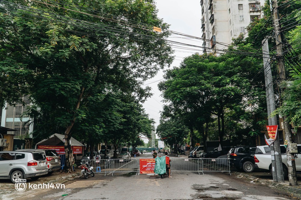 Ảnh: Cận cảnh 8 chốt phong tỏa tại Khu đô thị Đền Lừ II liên quan ổ dịch 17 ca Covid-19 chưa rõ nguồn lây - Ảnh 1. Ảnh: Cận cảnh 8 chốt phong tỏa tại Khu đô thị Đền Lừ II liên quan ổ dịch 17 ca Covid-19 chưa rõ nguồn lây - Ảnh 1.