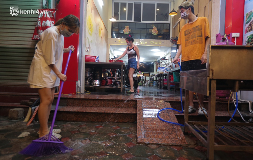 Ảnh: Người Hà Nội phấn khởi dọn dẹp hàng quán ngay trong đêm để mở cửa đón khách trở lại - Ảnh 1. Ảnh: Người Hà Nội phấn khởi dọn dẹp hàng quán ngay trong đêm để mở cửa đón khách trở lại - Ảnh 1.