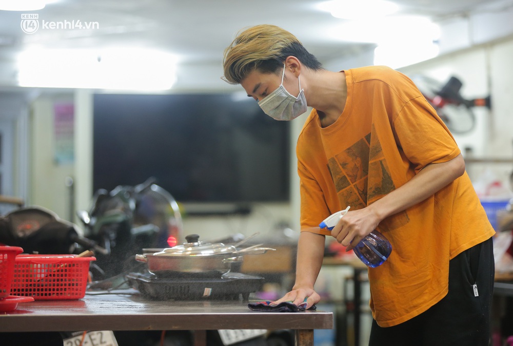 Ảnh: Người Hà Nội phấn khởi dọn dẹp hàng quán ngay trong đêm để mở cửa đón khách trở lại - Ảnh 4. Ảnh: Người Hà Nội phấn khởi dọn dẹp hàng quán ngay trong đêm để mở cửa đón khách trở lại - Ảnh 4.