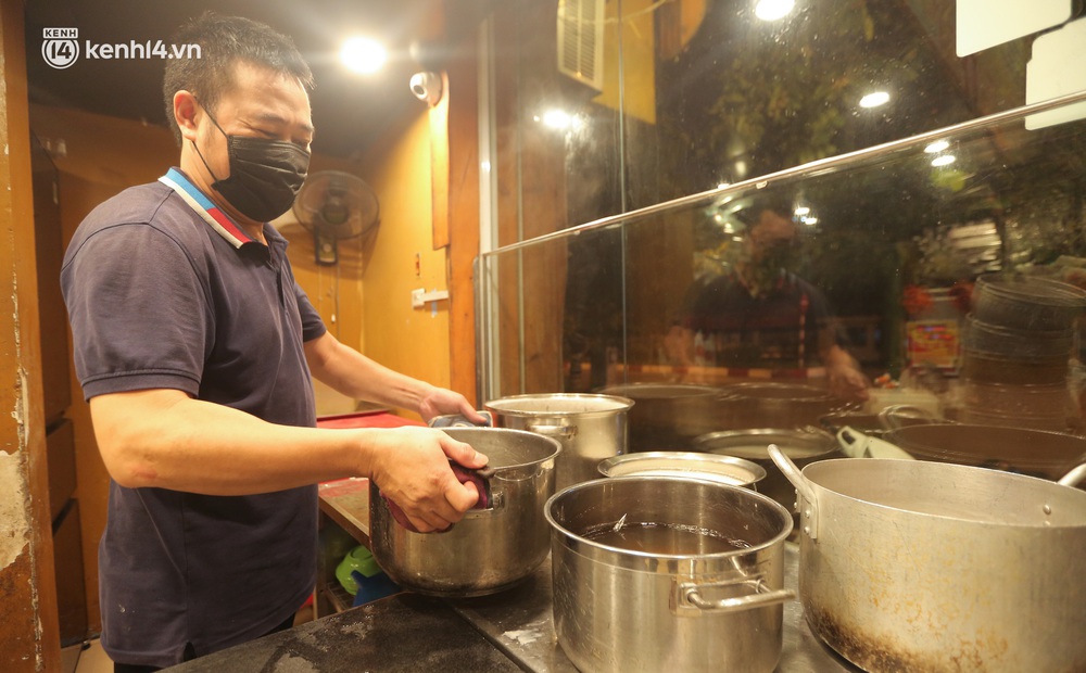 Ảnh: Người Hà Nội phấn khởi dọn dẹp hàng quán ngay trong đêm để mở cửa đón khách trở lại - Ảnh 9. Ảnh: Người Hà Nội phấn khởi dọn dẹp hàng quán ngay trong đêm để mở cửa đón khách trở lại - Ảnh 9.