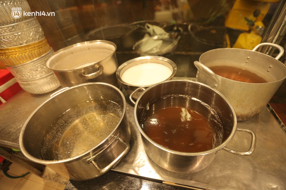 Ảnh: Người Hà Nội phấn khởi dọn dẹp hàng quán ngay trong đêm để mở cửa đón khách trở lại - Ảnh 10. Ảnh: Người Hà Nội phấn khởi dọn dẹp hàng quán ngay trong đêm để mở cửa đón khách trở lại - Ảnh 10.