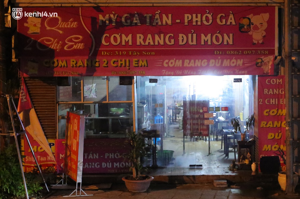 Ảnh: Người Hà Nội phấn khởi dọn dẹp hàng quán ngay trong đêm để mở cửa đón khách trở lại - Ảnh 13. Ảnh: Người Hà Nội phấn khởi dọn dẹp hàng quán ngay trong đêm để mở cửa đón khách trở lại - Ảnh 13.