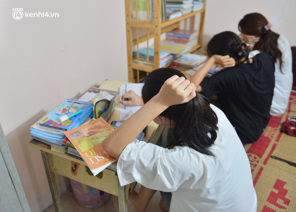 Chuyện học online trong gia đình sinh 8 người con ở Hà Nội: 6 con cùng học một lúc nhưng đứa mượn điện thoại, đứa đi học nhờ - Ảnh 2. Chuyện học online trong gia đình sinh 8 người con ở Hà Nội: 6 con cùng học một lúc nhưng đứa mượn điện thoại, đứa đi học nhờ - Ảnh 2.
