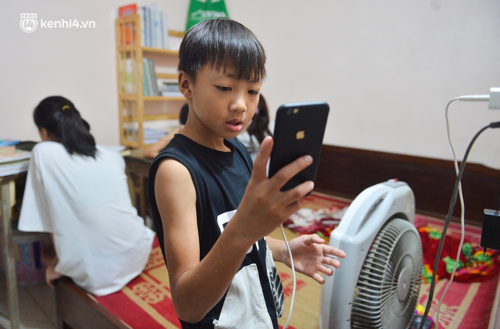 Chuyện học online trong gia đình sinh 8 người con ở Hà Nội: 6 con cùng học một lúc nhưng đứa mượn điện thoại, đứa đi học nhờ - Ảnh 3. Chuyện học online trong gia đình sinh 8 người con ở Hà Nội: 6 con cùng học một lúc nhưng đứa mượn điện thoại, đứa đi học nhờ - Ảnh 3.