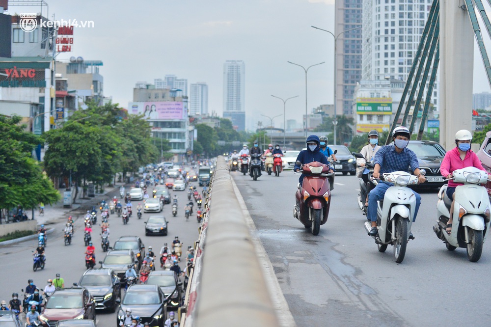 Ảnh: Đường phố Hà Nội đông nghịt sau khi dỡ bỏ toàn bộ chốt phân vùng, nới lỏng giãn cách xã hội - Ảnh 3.