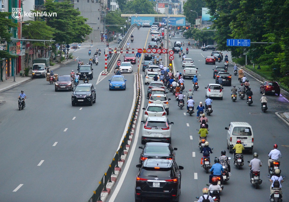 Ảnh: Đường phố Hà Nội đông nghịt sau khi dỡ bỏ toàn bộ chốt phân vùng, nới lỏng giãn cách xã hội - Ảnh 5.