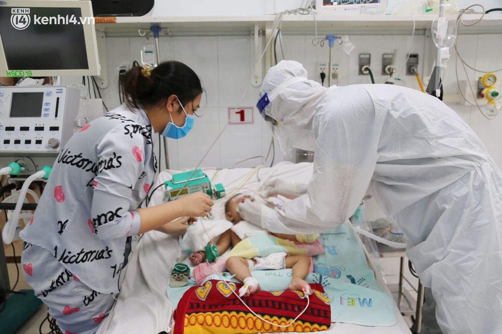 Cân não giành sự sống cho hàng trăm em bé F0 nguy kịch ở bệnh viện tuyến cuối điều trị Covid-19 - Ảnh 3.