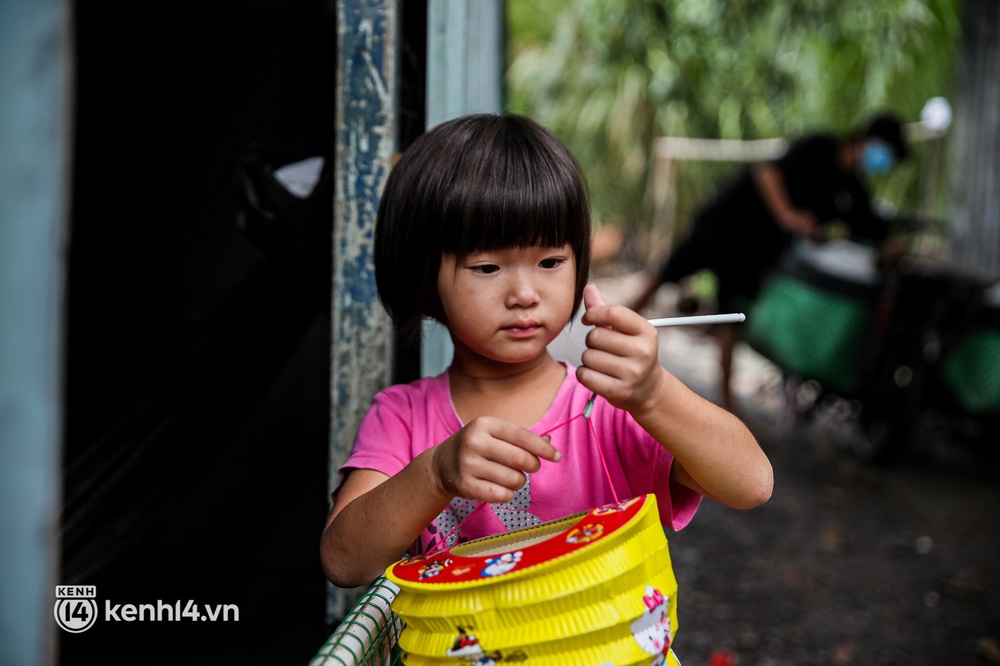 Chồng mất khi đang mang thai, vợ ôm 3 đứa con khát sữa trong túp lều dột nát ở Sài Gòn: Tụi nhỏ cứ hỏi cha con đi đâu rồi - Ảnh 5.