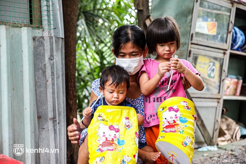 Chồng mất khi đang mang thai, vợ ôm 3 đứa con khát sữa trong túp lều dột nát ở Sài Gòn: Tụi nhỏ cứ hỏi cha con đi đâu rồi - Ảnh 10.