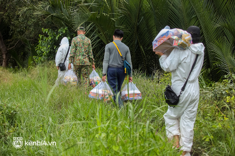 Chồng mất khi đang mang thai, vợ ôm 3 đứa con khát sữa trong túp lều dột nát ở Sài Gòn: Tụi nhỏ cứ hỏi cha con đi đâu rồi - Ảnh 11.