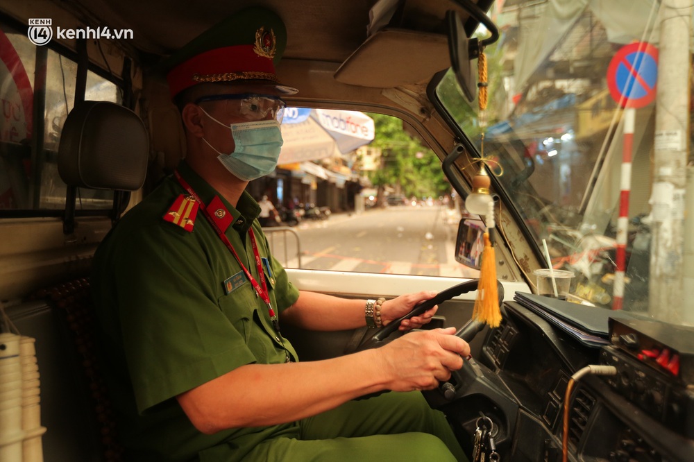 Ảnh: Lực lượng chức năng lập 2 chốt, phố Hàng Mã vắng như chùa bà Đanh trước đêm Trung thu - Ảnh 9.