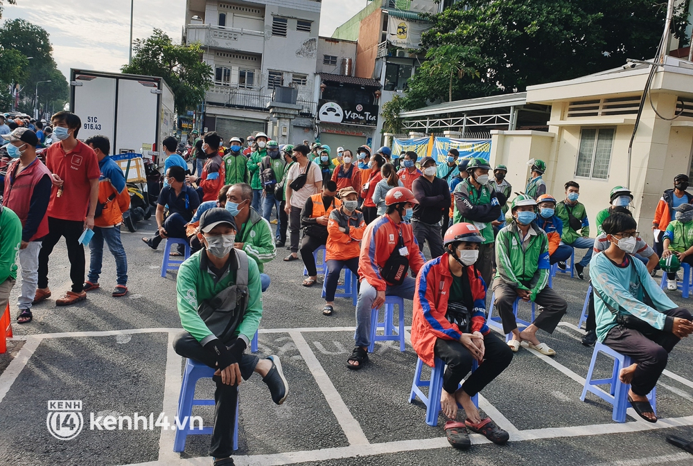 Choáng với cảnh hàng trăm shipper Sài Gòn rồng rắn xếp hàng từ sáng đầu tuần để chờ xét nghiệm, nhân viên y tế phải xuống đường điều phối - Ảnh 17.