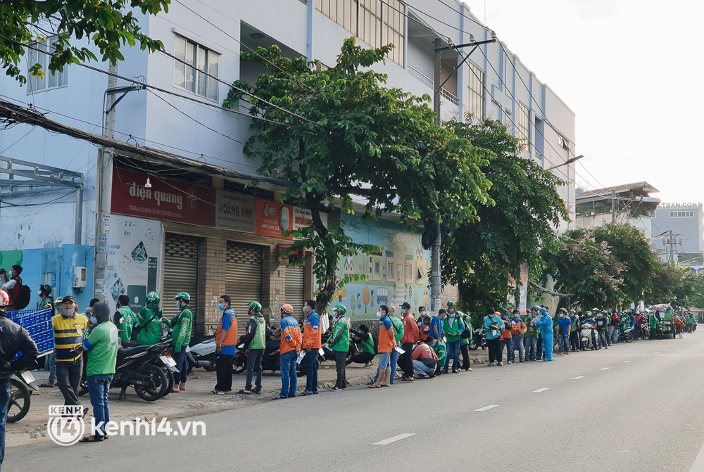 Choáng với cảnh hàng trăm shipper Sài Gòn rồng rắn xếp hàng từ sáng đầu tuần để chờ xét nghiệm, nhân viên y tế phải xuống đường điều phối - Ảnh 13.