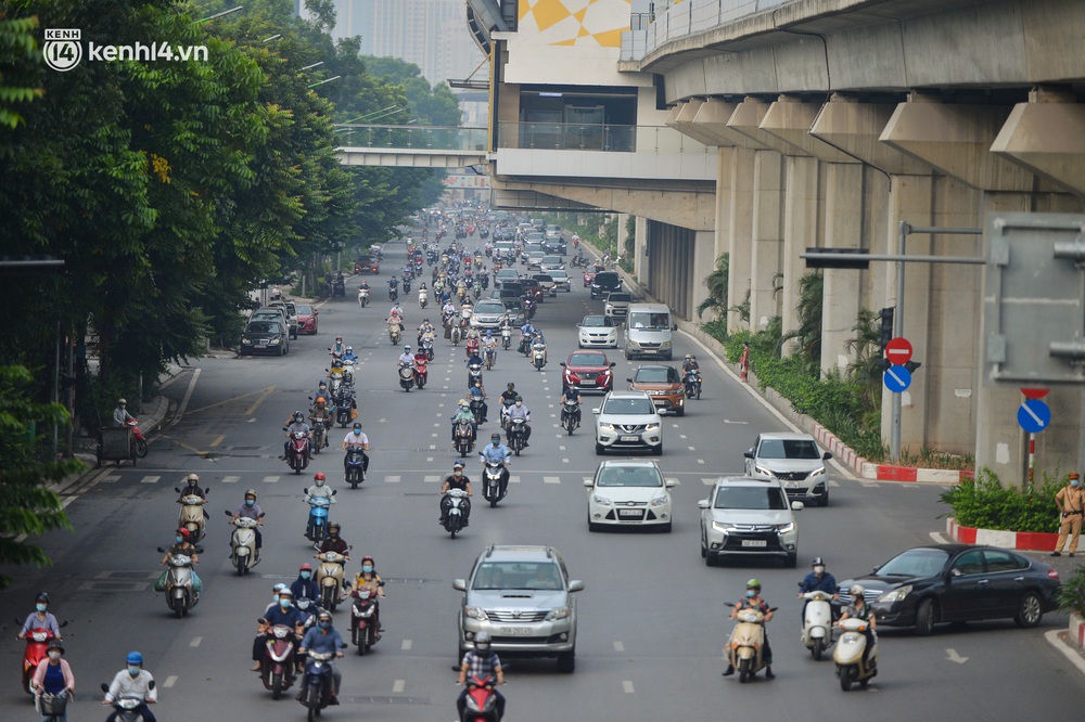 Ảnh: Ô tô xếp hàng nối đuôi nhau, đường phố Hà Nội có nơi ùn tắc trong ngày cuối cùng của đợt giãn cách xã hội thứ 4 - Ảnh 1.